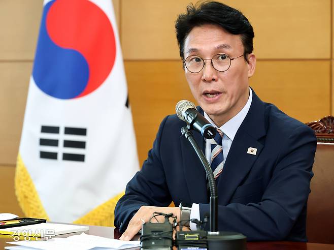 김민석 국무총리 후보자가 16일 서울 통의동 인사청문회 준비단 사무실에서 열린 경제·민생분야 부처 업무보고에서 모두발언을 하고 있다. 한수빈 기자