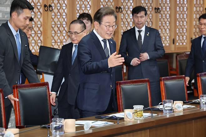 이재명 대통령이 지난 13일 경기 연천군청에서 열린 기본소득 현장보고에서 입장하고 있다. 대통령실사진기자단