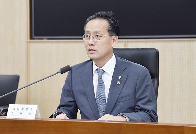 이형일 기획재정부 1차관이 16일 정부세종청사에서 물가관계차관회의를 주재하고 있다. 기획재정부 제공
