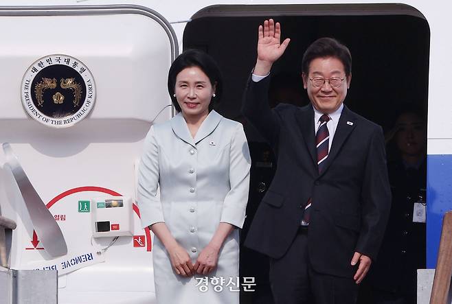 이재명 대통령과 부인 김혜경 여사가 캐나다 앨버타주 카나나스키스에서 열리는 주요 7개국(G7) 정상회의 참석을 위해 16일 경기 성남시 서울공항에서 공군 1호기에 탑승 전 인사하고 있다. 김창길 기자