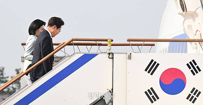 이재명 대통령과 부인 김혜경 여사가 16일 캐나다 앨버타주 카나나스키스에서 열리는 주요 7개국(G7) 정상회의 참석을 위해 경기도 성남시 서울공항에 도착해 공군 1호기로 이동하고 있다. 김창길 기자