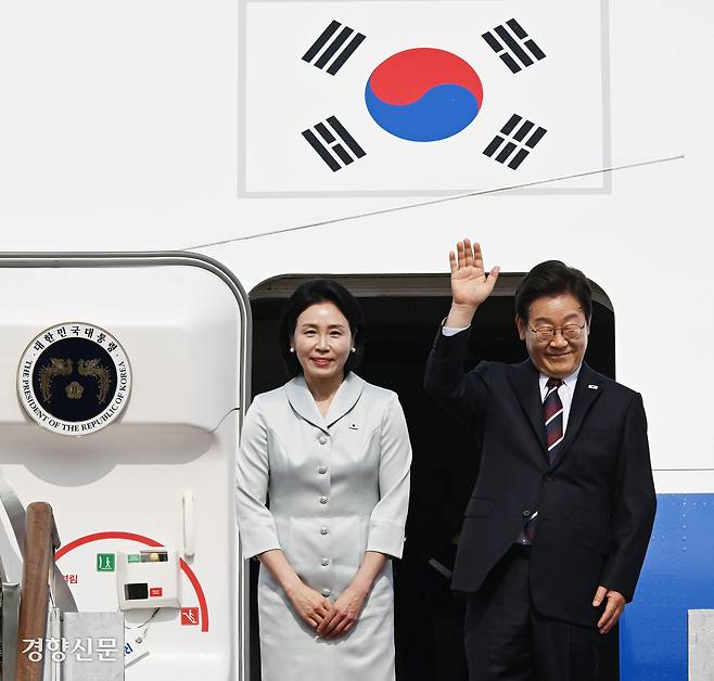 이재명 대통령과 부인 김혜경 여사가 캐나다 앨버타주 카나나스키스에서 열리는 주요 7개국(G7) 정상회의 참석을 위해 16일 경기 성남시 서울공항에서 공군 1호기에 탑승 전 인사하고 있다. 김창길 기자