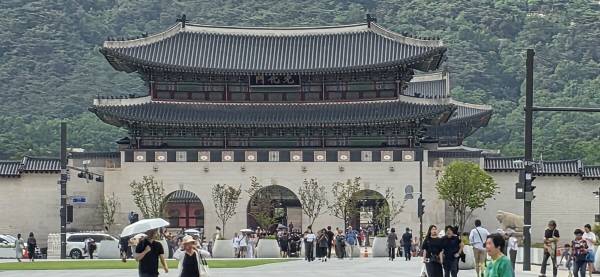 같은 장소 같은 시간에 10.0배줌으로 촬영했다. 한문으로 된 광화문 현판 글씨가 보인다. 정옥재 기자