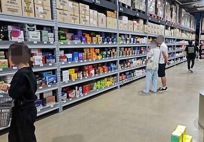 Customers browse for OTC drugs and health supplements at a drugstore in Seongnam, Gyeonggi, that claims to be Korea's first “warehouse-style pharmacy” on June 15. [JOONGANG ILBO]