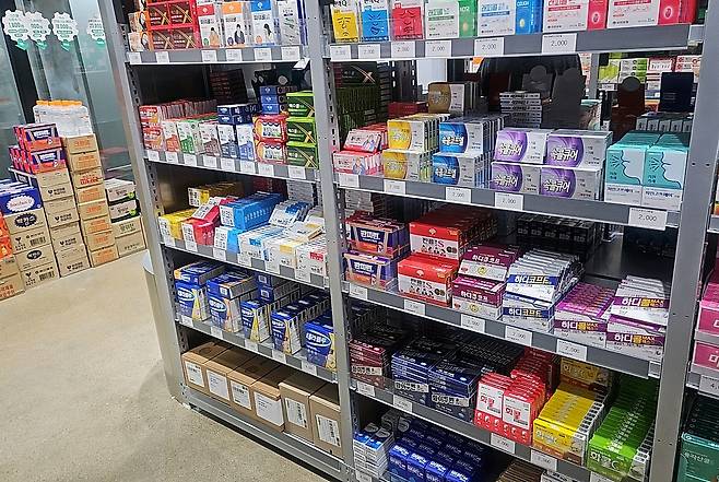 OTC drugs and health supplements are stocked at a drugstore in Seongnam, Gyeonggi, on June 15. [JOONGANG ILBO]