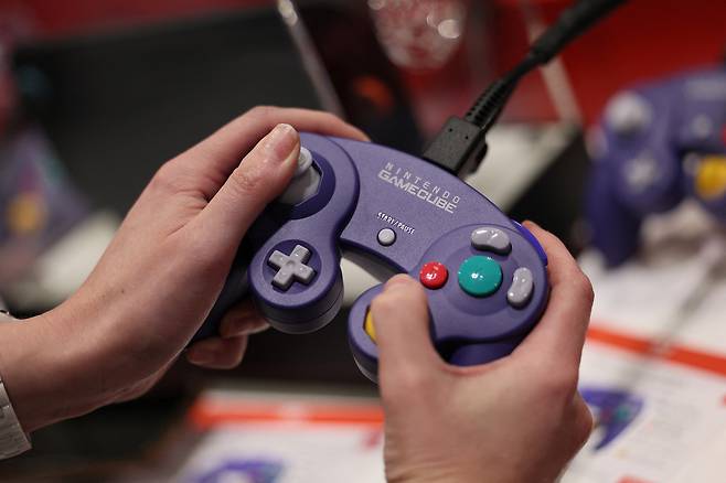 An attendee uses a Nintendo Switch 2 game console while playing a video game during the Nintendo Switch 2 Experience at the ExCeL London international exhibition and convention centre in London, England, April 11. [REUTERS/YONHAP]