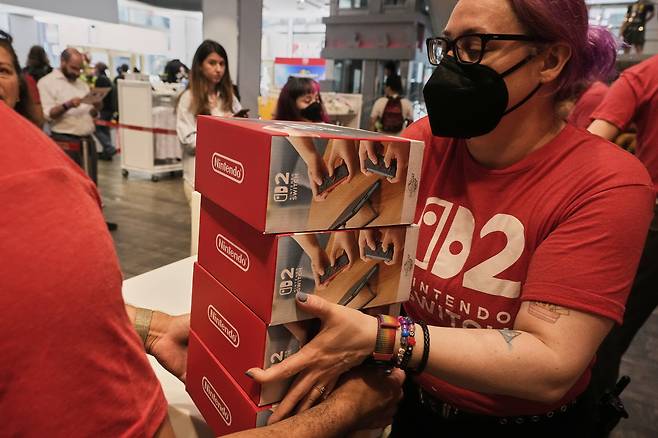 A stack of the Nintendo Switch 2 devices are handed off at the Nintendo store in New York's Rockefeller Center, Thursday, June 5, 2025. [AP/YONHAP]