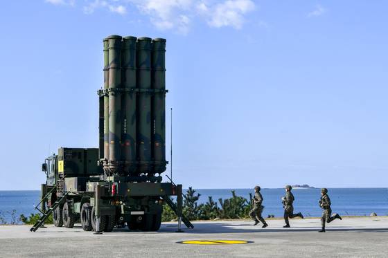 Operators move into position to prepare for the launch of a Cheongung II surface-to-air missile during a live-fire interception drill held in the Yellow Sea region on Nov. 6, 2024. [NEWS1]