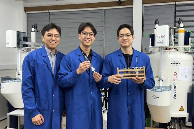 (왼쪽부터)KAIST 화학과 김현우 교수, 김동훈 석박통합과정, 최경선 석박통합과정. KAIST