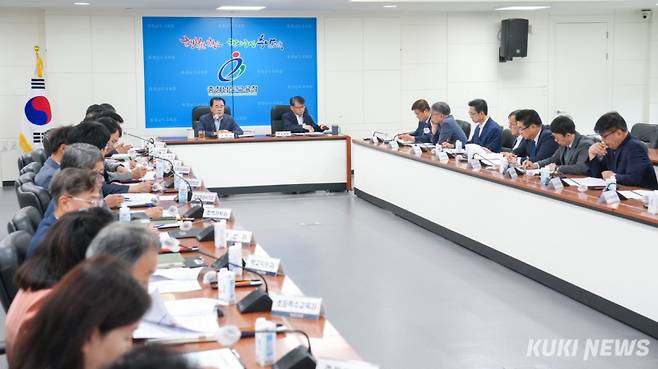 충남교육청은 16일 청 내 회의실에서 학교폭력 대응 체계 강화와 재발 방지를 위해 14개 교육지원청 교육장을 포함한 긴급 확대간부회의를 개최했다.&nbsp;