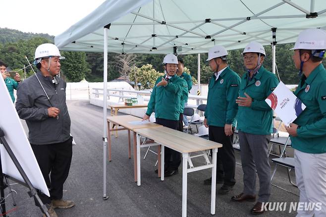 충남도는 16일 예산군 시왕 자연재해위험개선지구와 시왕1리 무더위쉼터에서 여름철 풍수해·폭염 대비 현장점검을 실시했다.&nbsp;