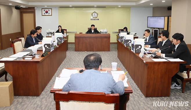 충남도의회 기획경제위원회는 16일 열린 제359회 정례회 2차 회의에서 산업경제실 소관 조례안과 출연계획안, 2024회계연도 충청남도 결산 승인의 건 등을 심사했다.&nbsp;