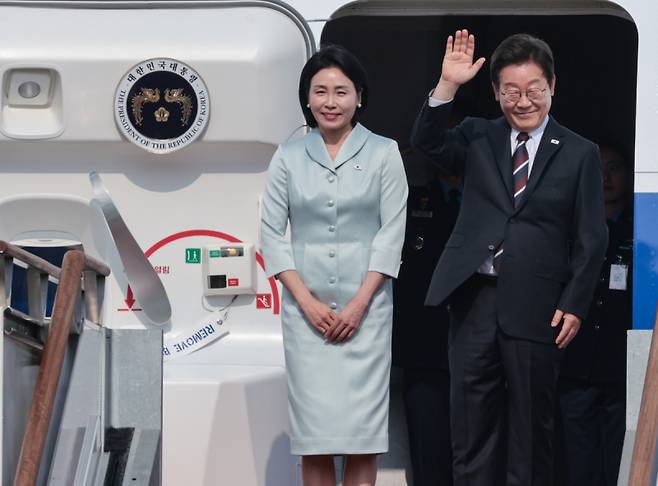 주요 7개국(G7) 정상회의에 참석하는 이재명 대통령이 김혜경 여사와 16일 성남 서울공항 공군 1호기에서 출국하기 전 인사하고 있다. 연합뉴스