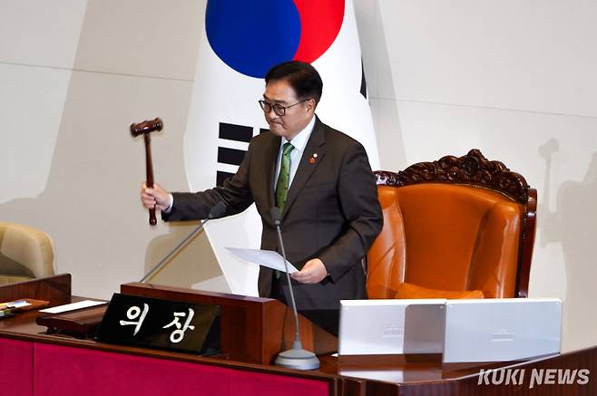 윤석열 대통령 탄핵소추안이 가결된 지난해 12월14일 오후 서울 영등포구 여의도 국회 본회의장에서 우원식 국회의장이 탄핵안 가결을 선포하고 있다. 쿠키뉴스 자료사진