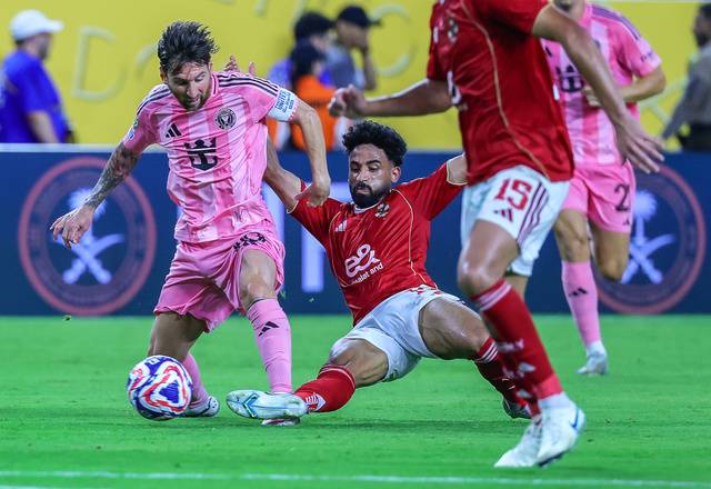 인터 마이애미의 리오넬 메시(왼쪽)가 15일(한국시간) 미국 마이애미의 하드록 스타디움에서 열린 알아흘리와의 2025 국제축구연맹(FIFA) 클럽월드컵 공식 개막전에서 상대 수비의 태클을 피해 드리블하고 있다. 32개 팀 체제로 확대 개편된 이번 대회는 개막전 0대 0 무승부에다 저조한 티켓 판매량으로 흥행 부진 우려를 사고 있다. EPA연합뉴스