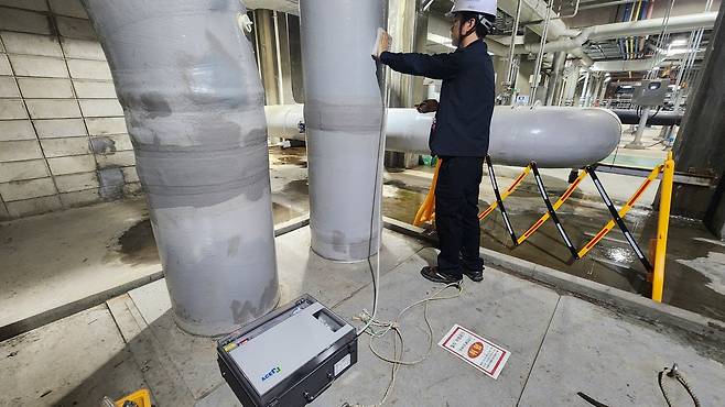 인천환경공단 직원이 송산하수처리시설 고농도 악취방지시설의 유입악취 점검 및 포집하고 있다. 공단 제공