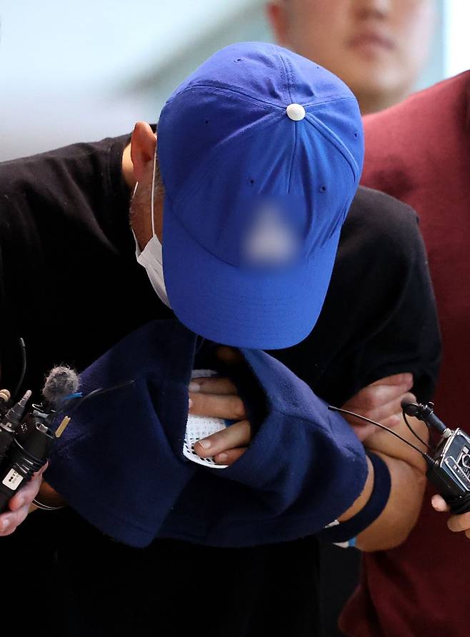 피해자 안전조치를 받던 여성을 흉기로 살해하고 도주한 40대남성이 16일 대구 달서구 대구지방법원 서부지원에서 열린 구속 전 피의자심문(영장실질심사)에 출석하고 있다. 뉴시스