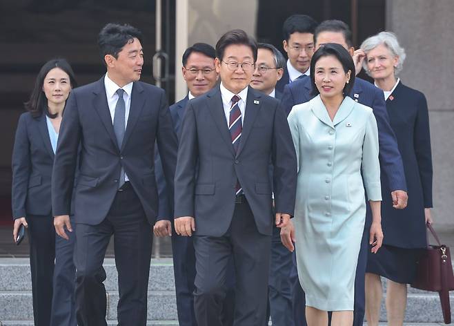 주요 7개국(G7) 정상회의에 참석하는 이재명 대통령이 김혜경 여사와 16일 성남 서울공항에서 공군 1호기로 향하고 있다. 연합뉴스