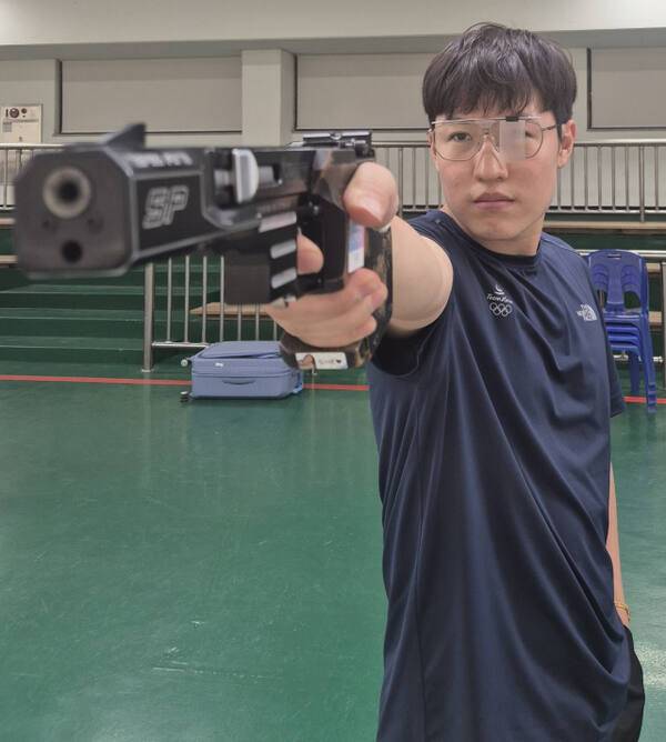 국내 사격선수 중 유일하게 권총 5개 전 종목을 소화하며 전천후 선수로 활약하고 있는 2024 파리올림픽 남자 속사권총 은메달리스트 조영재(경기도청). 황선학기자