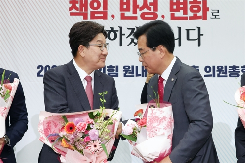 국민의힘 신임 원내대표로 당선된 송언석 의원이 16일 원내대표 선출 의원총회가 열린 국회 회의장에서 권성동 전 원내대표의 축하를 받고 있다. [사진 출처 = 연합뉴스]