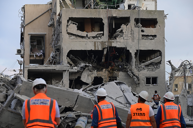 16일(현지시간) 이스라엘 구조대가 이란의 미사일 공격이 발생한 중부 이스라엘 베네이 브락 현장에서 작업을 벌이고 있다. <사진=신화 연합뉴스>