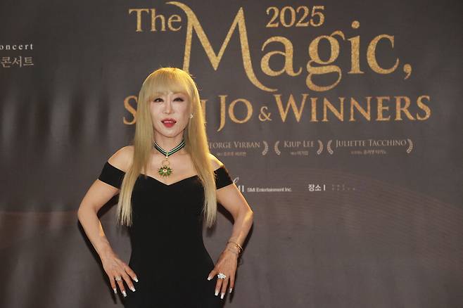 소프라노 조수미 씨가 16일 열린 기자간담회에서 프랑스 '코망되르' 훈장을 목에 걸고 등장했다. 뉴스1