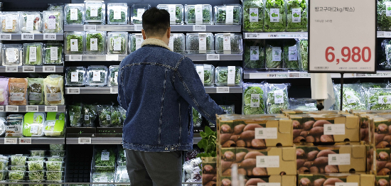 서울의 한 대형마트에서 한 고객이 신선식품을 고르고 있다. (매경 DB)