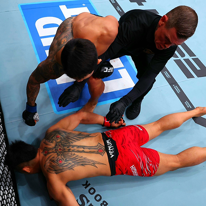 유주상이 2025년 6월 미국 뉴저지주 뉴어크 프루덴셜 센터 UFC 316 제3경기 시작 30초도 되지 않아 제카 사라기를 녹다운시키자 주심이 바로 개입하여 시합을 중단시키고 있다. 사진=TKO