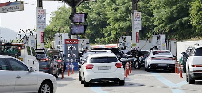 전국 주유소 기름값 평균 가격이 5주 연속 하락한 가운데 15일 서울 서초구 만남의광장 셀프주유소에서 시민들이 주유를 하기 위해 줄을 서고 있다.  중동 지역 긴장 격화 등으로 국제유가가 급등한 가운데 시차를 두고 국내유가에 반영될 전망이다. [서울=뉴시스]