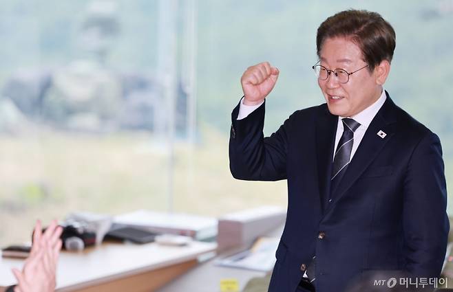 [연천=뉴시스] 고범준 기자 = 이재명 대통령이 13일 경기도 연천군 25사단 비룡전망대를 방문해 격려사를 하고 있다. 2025.06.13. bjko@newsis.com /사진=고범준