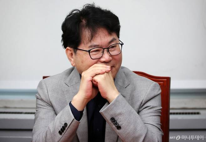 [서울=뉴시스] 조성우 기자 = 이한주 더불어민주당 민주연구원장이 5일 오전 서울 여의도 국회에서 열린 최고위원회의에서 최고위원 발언을 듣고 있다. 2025.06.05. xconfind@newsis.com /사진=조성우