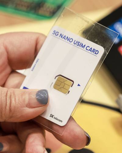 서울시내 SK텔레콤 매장인 T월드를 찾은 고객들이 유심 카드를 교체하고 있다./사진=뉴시스