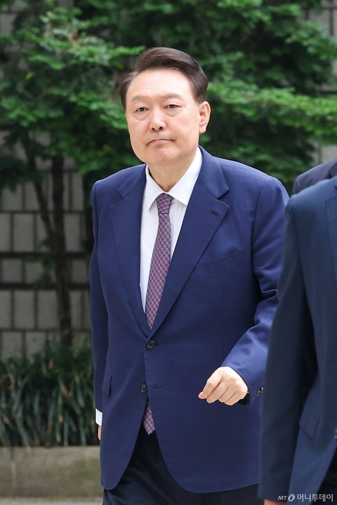 (서울=뉴스1) 사진공동취재단 = 윤석열 전 대통령이 16일 오전 서울 서초구 서울중앙지방법원에서 열린 내란 우두머리 혐의·직권남용 권리행사 방해 혐의 사건 7차 공판에 출석하고 있다. 2025.6.16/뉴스1  Copyright (C) 뉴스1. All rights reserved. 무단 전재 및 재배포,  AI학습 이용 금지. /사진=(서울=뉴스1) 사진공동취재단