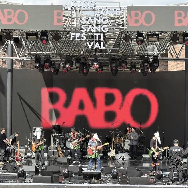 AKMU(악뮤) 이찬혁이 이끄는 밴드 'BABO'(바보)가 이찬혁을 등에 업고 특혜를 받고 있다는 비판이 나왔다. /사진=인스타그램 갈무리