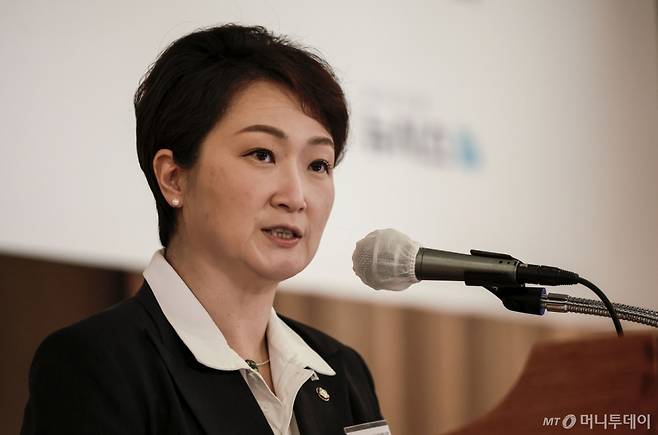 [서울=뉴시스] 정병혁 기자 = 국회 산업통상자원중소벤처기업위원회 소속 이언주 더불어민주당 의원이 29일 서울 중구 롯데호텔서울에서 열린 2025 뉴시스 산업 포럼 '한국 기업들, 우크라이나 재건사업 어떻게 진출할까?'에서 축사를 하고 있다. 2025.04.29. jhope@newsis.com /사진=정병혁