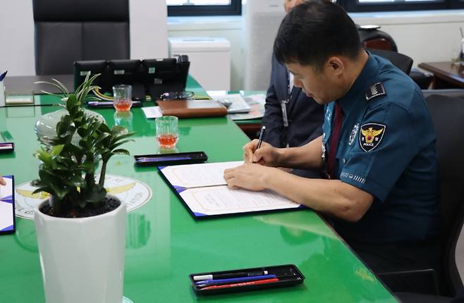 지난 6월11일 삼화배드민턴과 업무협약을 맺는 박삼현 서울강북경찰서장. /사진제공=강북경찰서.