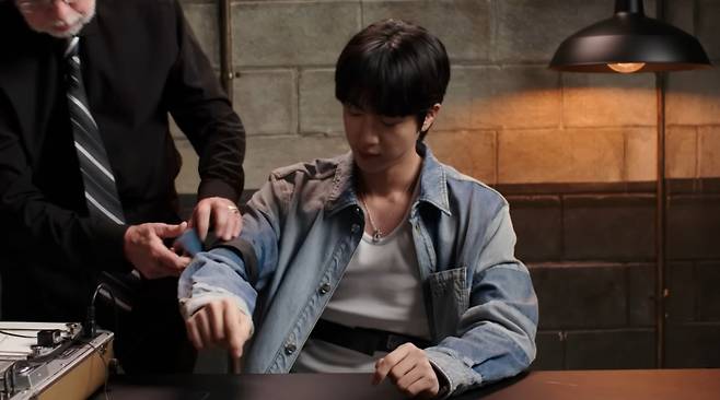 방탄소년단(BTS) 진이 거짓말 탐지기 인터뷰를 진행했다. /사진=유튜브 '베니티 페어' 갈무리