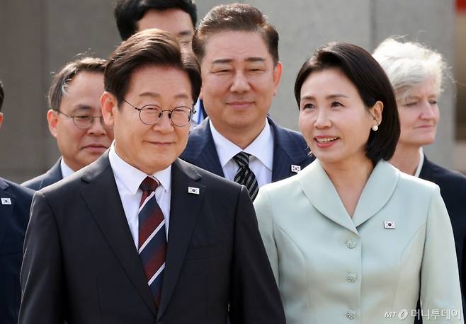 [성남=뉴시스] 고범준 기자 = 이재명 대통령과 김혜경 여사가 캐나다에서 열리는 주요 7개국(G7) 정상회의에 참석하기 위해 16일 경기 성남 서울공항에서 공군 1호기에 탑승하기 위해 이동하고 있다. 2025.06.16. bjko@newsis.com /사진=고범준