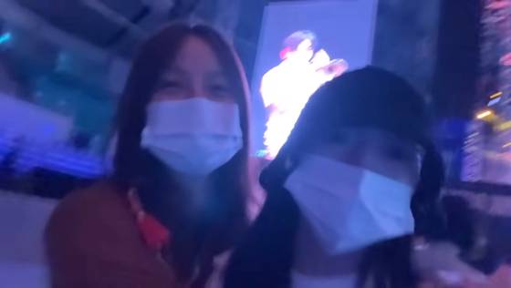 가수 이효리가 희귀병을 앓고 있는 유튜버와 인연을 맺은 후 병원 면회를 갔으며 페스티벌에도 함께 놀러 갔다는 미담이 전해졌다./사진= 유튜브 채널 'daily 여니'