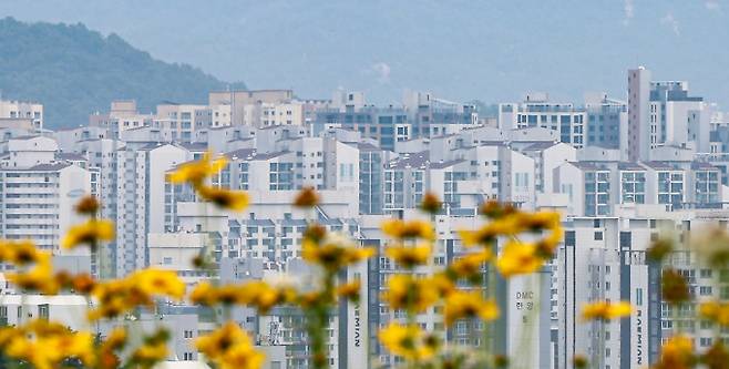 한국부동산원이 지난 12일 발표한 ‘6월 둘째 주(9일 기준) 주간 아파트 가격 동향’에 따르면 서울 아파트 매매 가격은 전주보다 0.26% 상승했다. 지난해 8월 넷째 주(8월 26일 기준) 0.26% 상승한 이후 40주 만에 최대 상승폭이다. 사진은 지난 13일 서울 아파트의 모습. /사진=뉴스1 김도우 기자