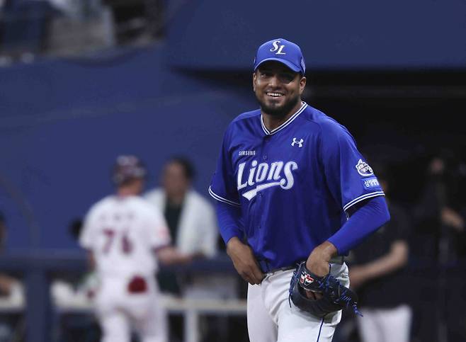 부상으로 삼성 라이온즈를 떠나는 외국인 투수 데니 레예스가 눈물의 작별 인사를 건넸다. 사진은 삼성에서 활약한 레예스의 모습. /사진=뉴시스 /사진=김근수