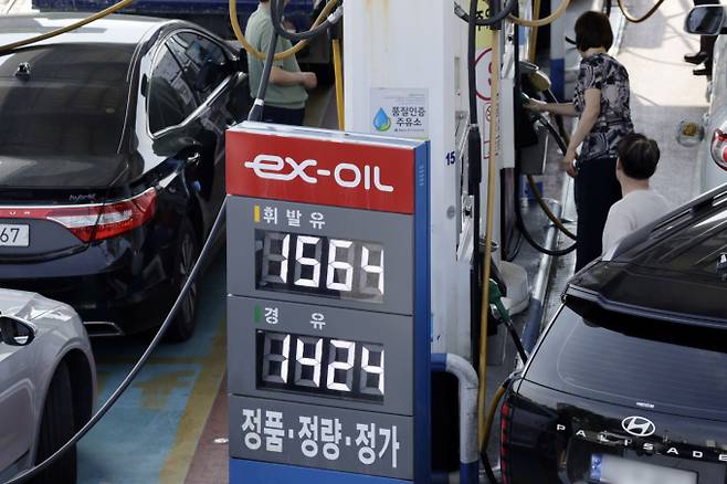 전국 주유소 기름값 평균 가격이 5주 연속 하락한 가운데 15일 서울 서초구 만남의광장 셀프주유소에서 시민들이 주유를 하고 있다. /사진=뉴시스
