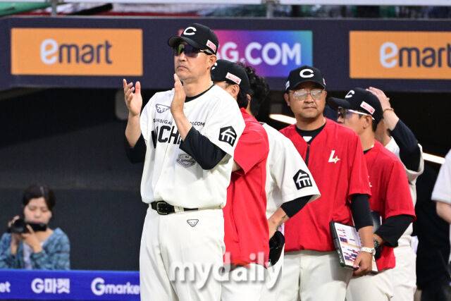 15일 오후 인천SSG랜더스필드에서 진행된 '2025 프로야구 KBO리그' 롯데-SSG의 경기. 1-0으로 승리한 SSG 이숭용 감독이 선수들에게 박수를 보내고 있다./인천 = 곽경훈 기자