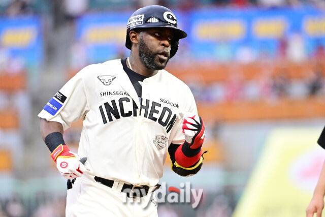 15일 오후 인천SSG랜더스필드에서 진행된 '2025 프로야구 KBO리그' 롯데-SSG의 경기. SSG 에레디아가 6회말 롯데 선발 이민석을 상대로 선제 솔로 홈런을 때린 뒤 그라운드를 돌고 있다./인천 = 곽경훈 기자