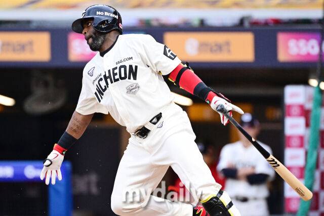 15일 오후 인천SSG랜더스필드에서 진행된 '2025 프로야구 KBO리그' 롯데-SSG의 경기. SSG 에레디아가 4회말 선두타자로 등장해 안타를 때리고 있다./인천 = 곽경훈 기자