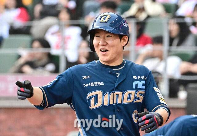 2025년 5월 13일 오후 인천 SSG랜더스필드에 진행된 '2025 신한 SOL뱅크 KBO 리그' NC 다이노스와 SSG 랜더스의 경기. NC 1루 주자 박민우가 1회초 2사 1루서 박건우의 1타점 2루타 때 홈을 밟은 뒤 기뻐하고 있다./마이데일리