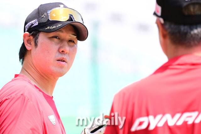 최정의 눈부위에는 아직도 선명한 자국이 보이고 있다.