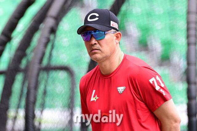 SSG 이숭용 감독이 선수들의 훈련을 지켜보고 있다.