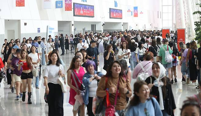 방탄소년단 팬들이 13일 경기 고양시 일산서구 킨텍스에서 방탄소년단 데뷔 12주년 기념 축제 ‘2025 BTS 페스타’(2025 BTS FESTA)에 입장하기 위해 줄을 서 있다. [연합]