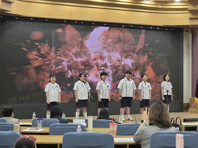 웅변대회에 참가한 심석초등학교 학생 6명으로 구성된 단체부팀. 이들은 ‘우리 산, 우리가 지킵시다’를 주제로 무대에 올라 최근 산불 피해를 보고 느낀 경각심을 바탕으로, 산불 예방을 호소해 눈길을 끌었다.